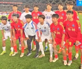 篮球-徐州vs宿迁赛后，江苏常晋球员合影，苗润东、张桐瑞交换球衣