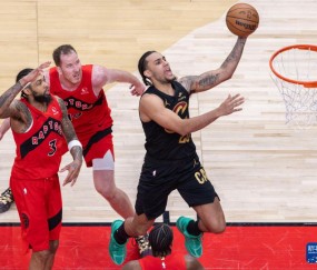体育直播-NBA季后赛：猛龙胜骑士|克利夫兰骑士队|詹姆斯·哈登|新华社|首轮|多诺万-米切尔_新浪体育_新浪新闻